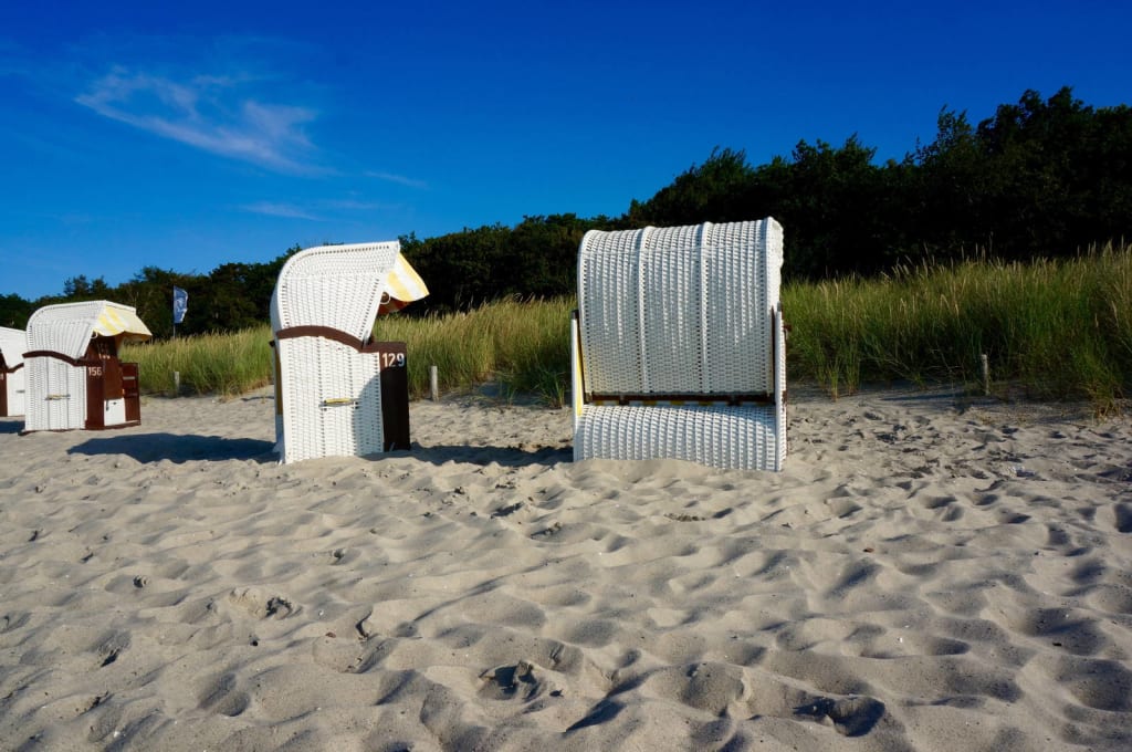 Strandkorb am Strand vor der Villa Löwenstein in Kühlungsborn
